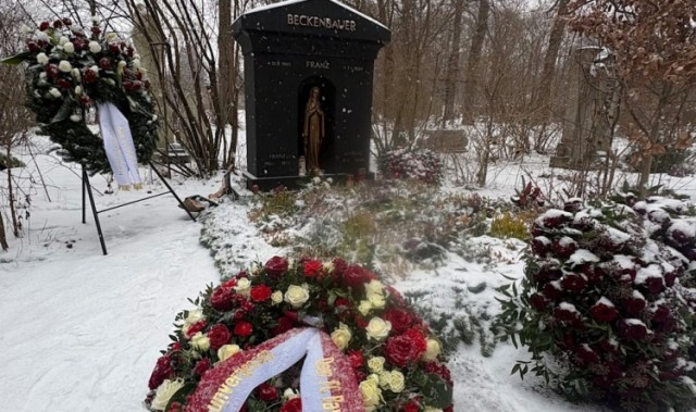 图片报：在贝肯鲍尔逝世两周年之际，拜仁为他的墓地献上新花圈