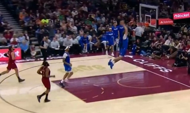 登录入口-终于秀一个！骑士失误被打反击 弗拉格快下1打0双手滑翔暴扣！