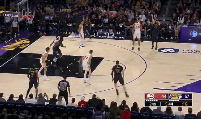 东契奇第二节连续三分连拿9分，湖人一波18-2领先老鹰16分