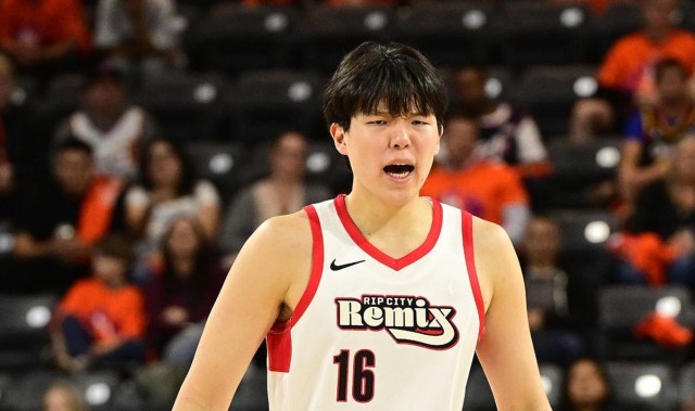 开云-轰31+8创生涯纪录！杨瀚森闪耀G联赛：16中14太准，大秀勾手绝活